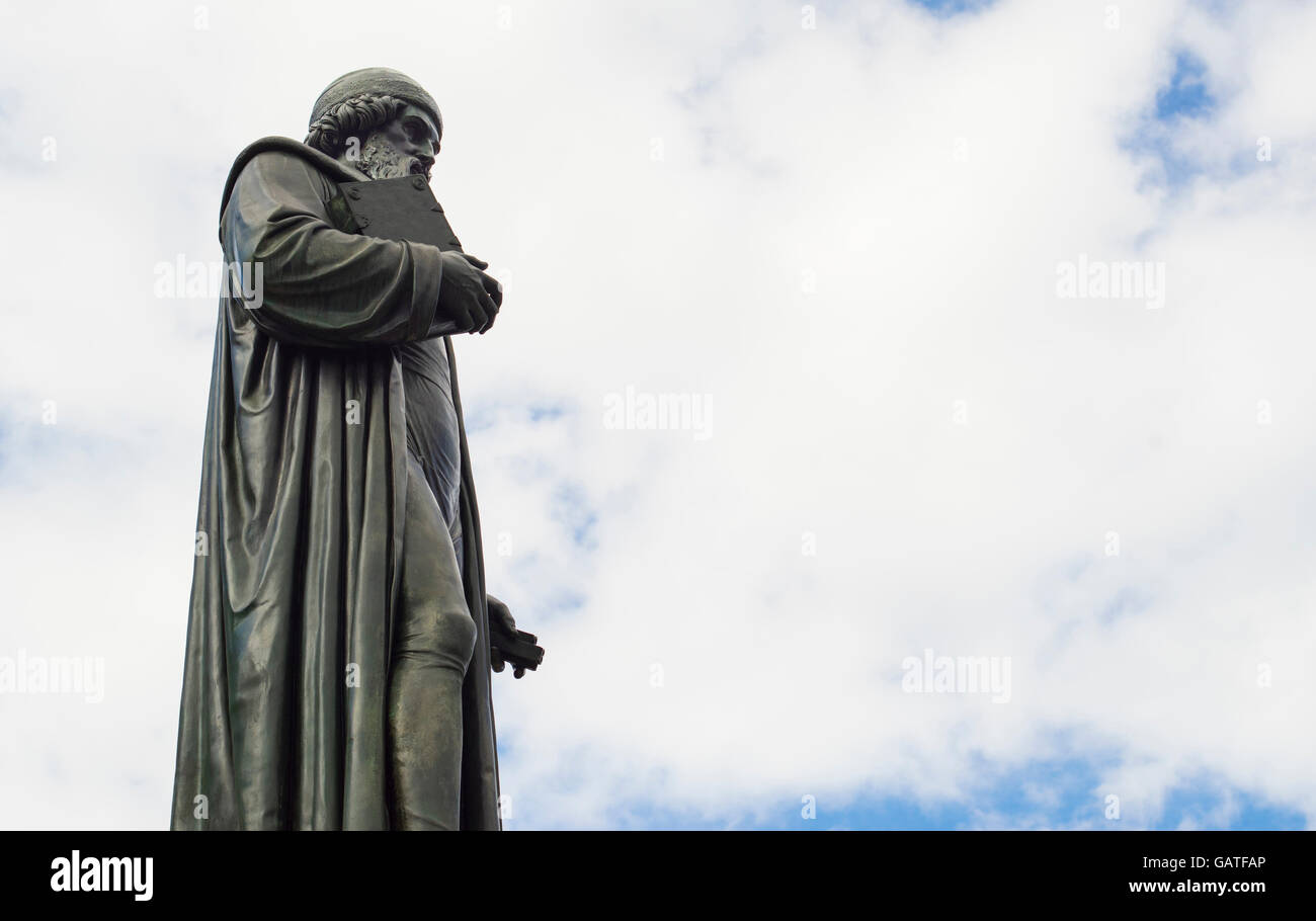 Statua di Giovanni Gensfleisch chiamato Gutenberg, l'inventore della stampa. Sorge a Mainz Germania. Egli ha stampato la prima Bibbia. Foto Stock