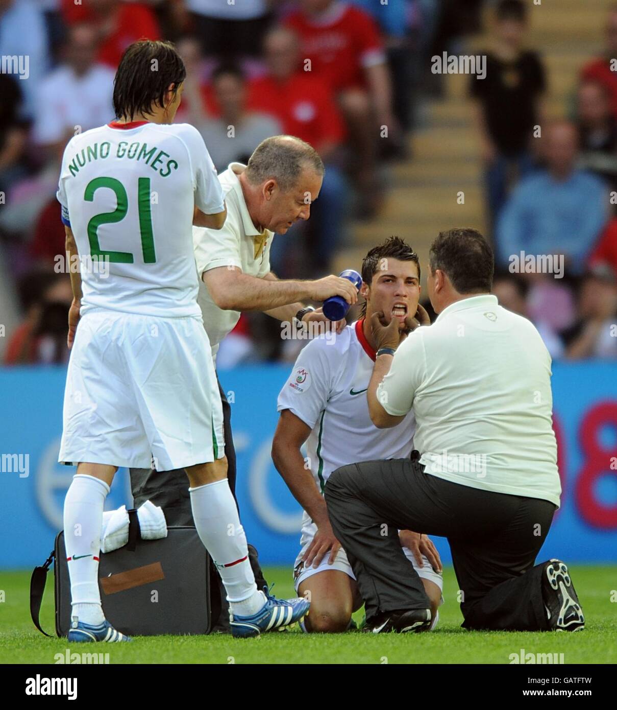 Calcio - Campionato europeo UEFA 2008 - Gruppo A - Repubblica Ceca / Portogallo - Stade de Geneve. Cristiano Ronaldo, in Portogallo, riceve un trattamento per una lesione. Foto Stock