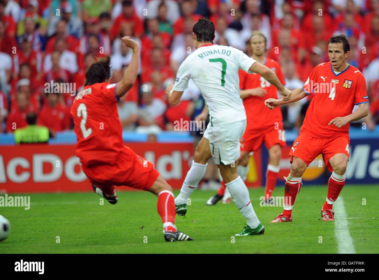 Calcio - Campionato europeo UEFA 2008 - Gruppo A - Repubblica Ceca / Portogallo - Stade de Geneve. Cristiano Ronaldo in Portogallo segna il terzo obiettivo del gioco. Foto Stock