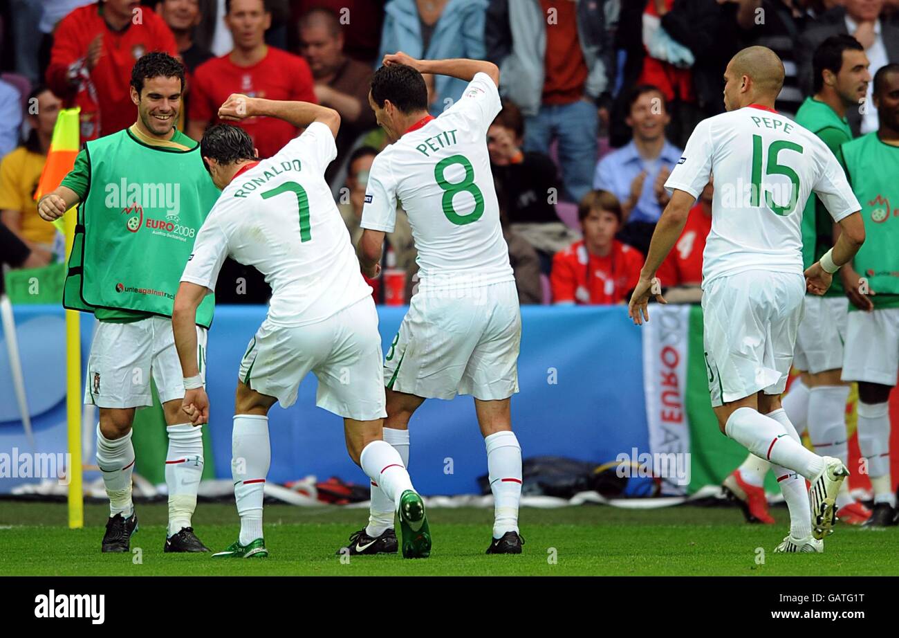 Calcio - Campionato europeo UEFA 2008 - Gruppo A - Repubblica Ceca / Portogallo - Stade de Geneve. I giocatori portoghesi festeggiano dopo che Cristiano Ronaldo (a sinistra) segna il terzo obiettivo del gioco. Foto Stock