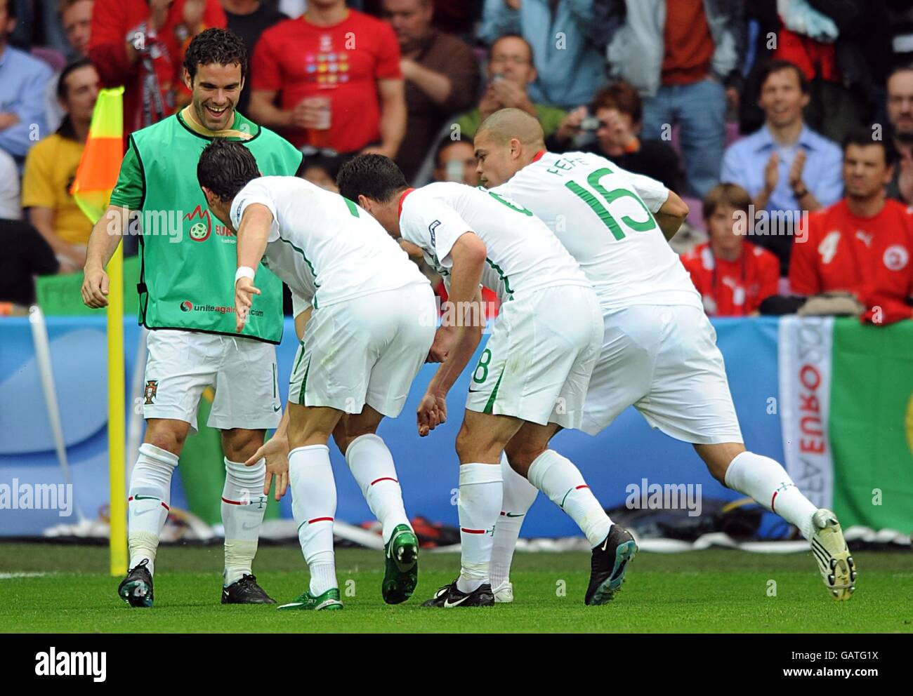 Calcio - Campionato europeo UEFA 2008 - Gruppo A - Repubblica Ceca / Portogallo - Stade de Geneve. I giocatori portoghesi festeggiano dopo che Cristiano Ronaldo ha ottenuto il terzo obiettivo del gioco. Foto Stock