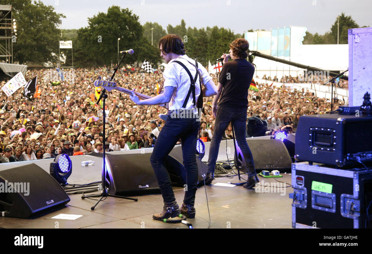 I Kooks si esibiscono presso l'Isle of Wight Festival 2008 al Seaclose Park sull'Isola di Wight. Foto Stock