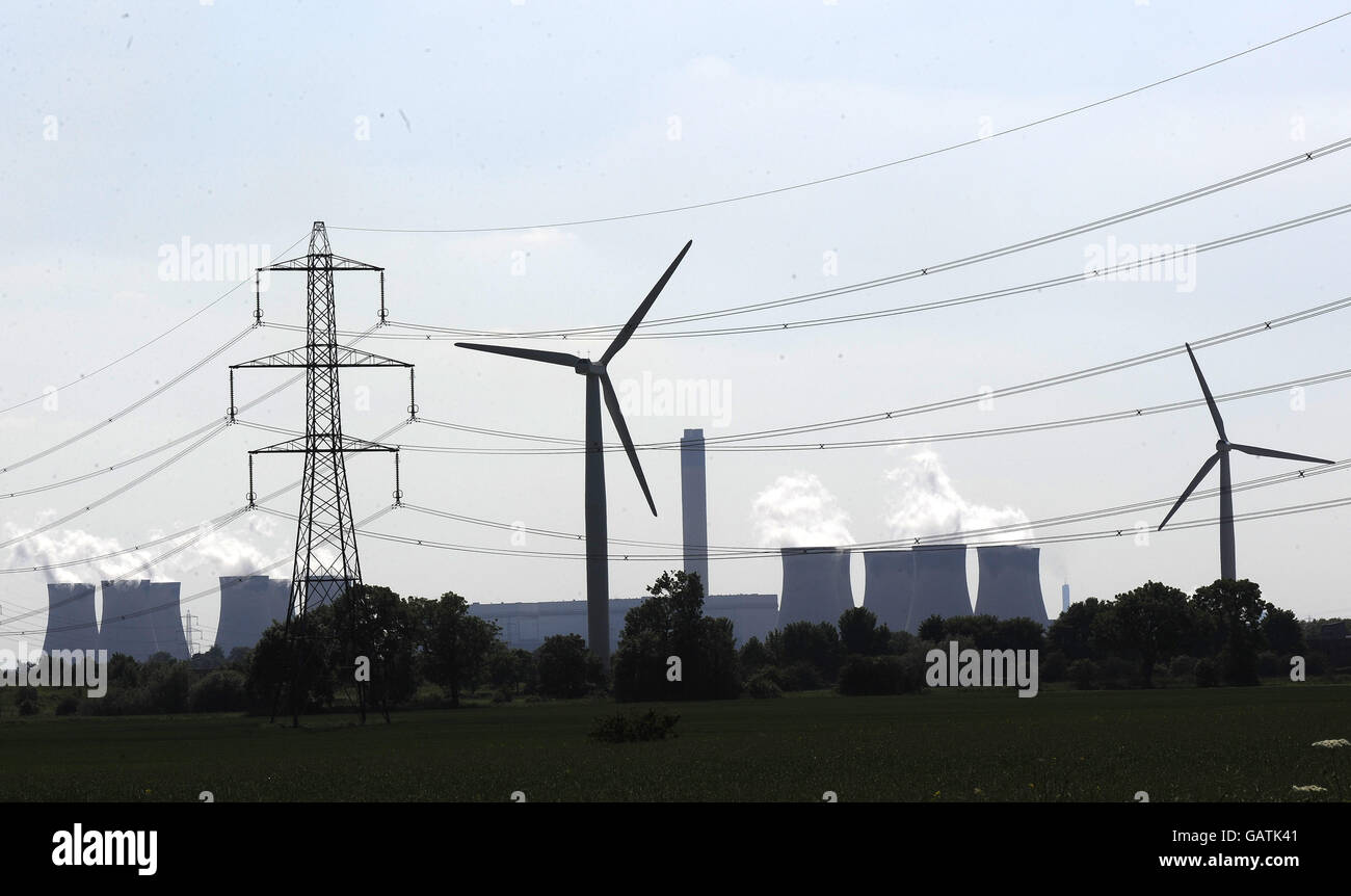 Turbine eoliche nello Yorkshire orientale sullo sfondo della centrale elettrica di Drax. Foto Stock