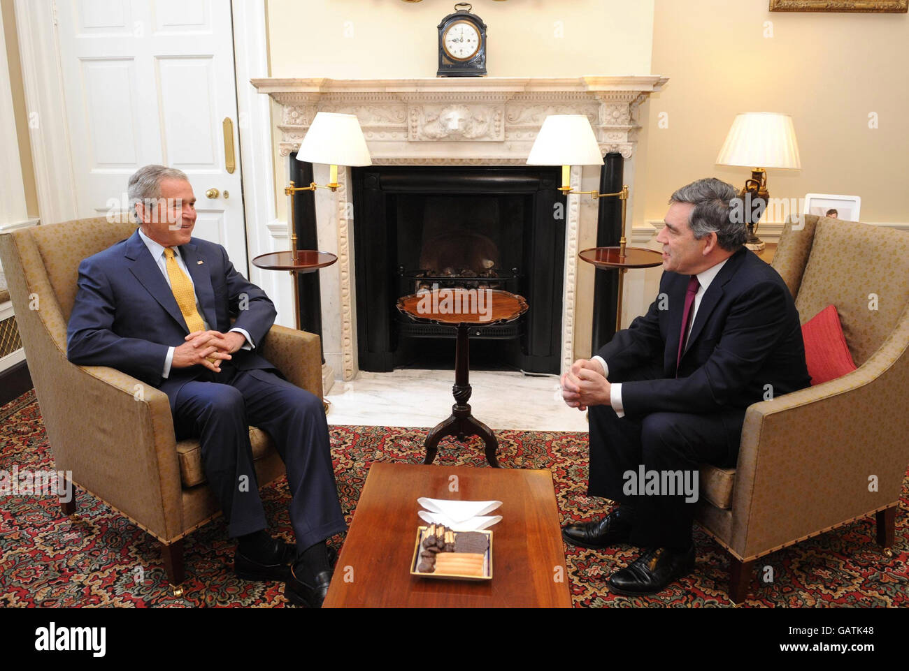 Il presidente DEGLI STATI UNITI George Bush con il primo ministro Gordon Brown all'interno del 10 Downing Street. I due leader discuteranno probabilmente dell'Iraq, dell'Afghanistan e dell'impennata dei prezzi mondiali del petrolio. Foto Stock
