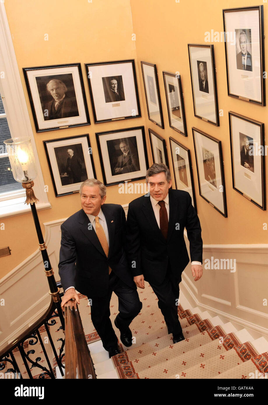 Il presidente DEGLI STATI UNITI George Bush sale la scalinata con il primo ministro Gordon Brown all'interno del 10 Downing Street. I due leader discuteranno probabilmente dell'Iraq, dell'Afghanistan e dell'impennata dei prezzi mondiali del petrolio. Foto Stock