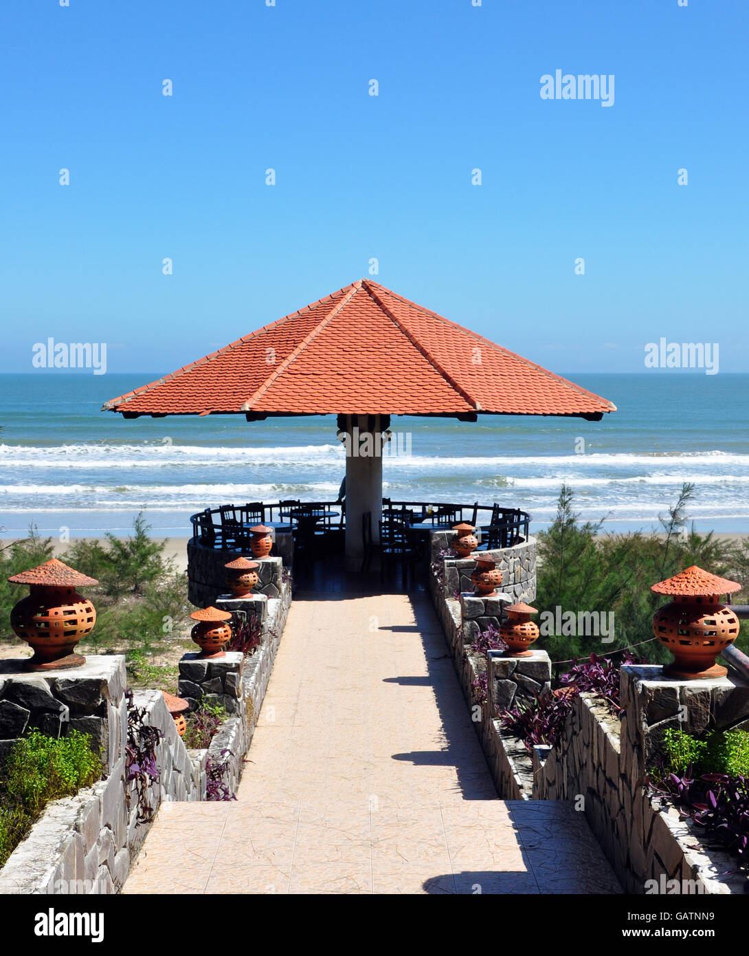 Vista dalla spiaggia da resort si affaccia sul Mare della Cina del Sud, tra Hue e Hoi An, Vietnam. Foto Stock