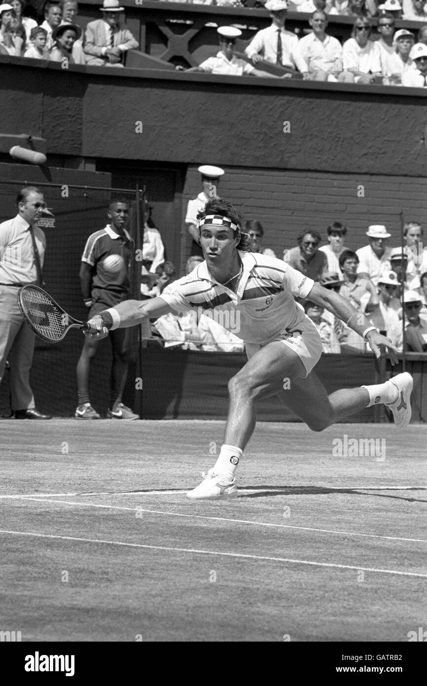 Tennis - Campionati di Wimbledon 1987 - finali singoli uomini - Pat Cash v Ivan Lendl - All England Club. Australian Pat Cash in azione contro Ivan Lendl. Foto Stock