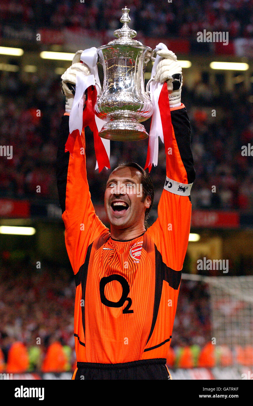 Calcio - AXA fa Cup - finale - Arsenal / Southampton. David Seaman dell'Arsenal celebra la vittoria della fa Cup tenendo in mano il trofeo Foto Stock