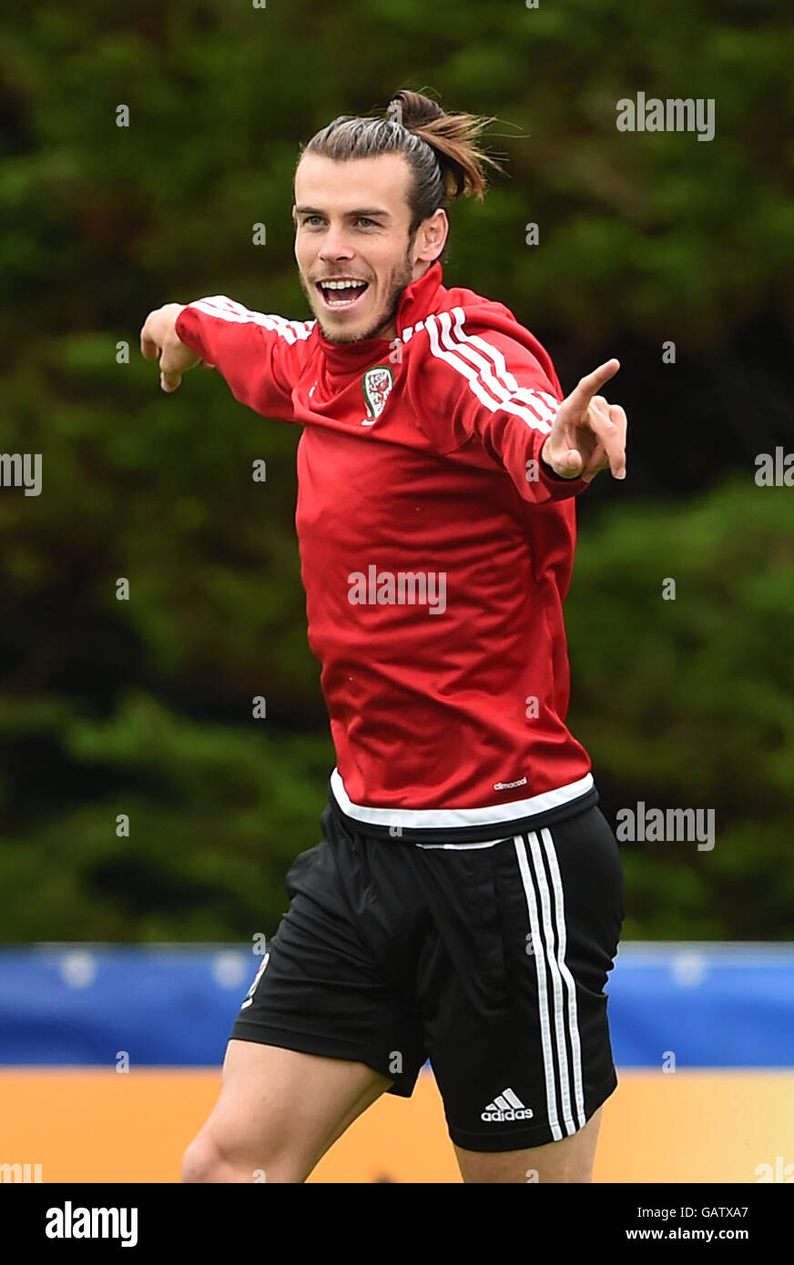 Il Galles Gareth balla durante la sessione di formazione presso il Galles Media Center Complex sportif du Cosec, Dinard. Foto Stock