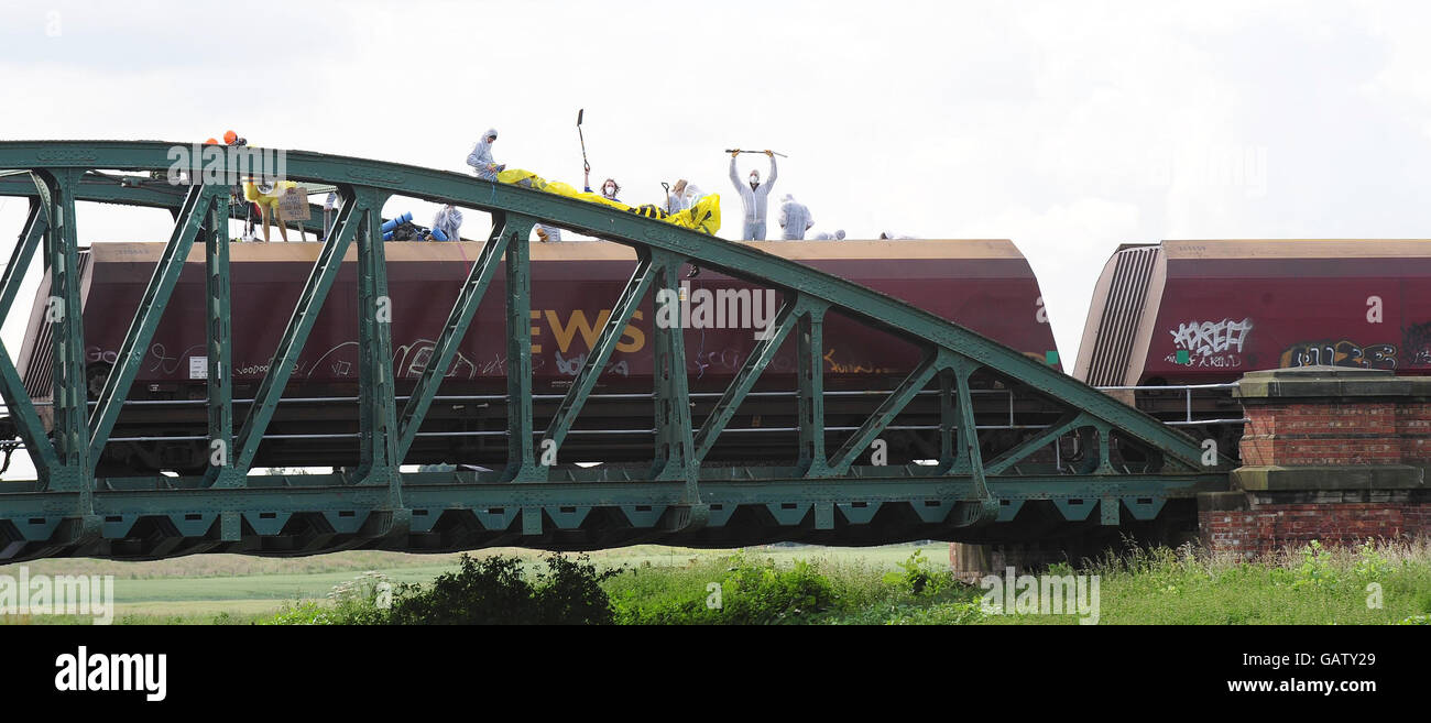 Treno fermato dai contestatori del clima Foto Stock