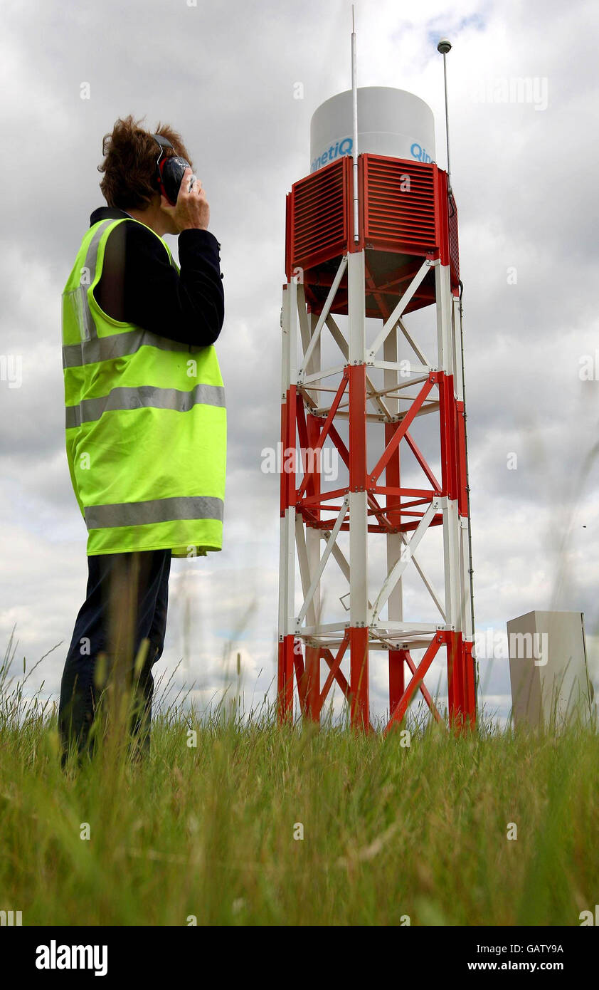 Un membro del personale di fronte al nuovo sistema di rilevamento dei detriti delle piste dell'aeroporto di Heathrow, Londra. Foto Stock