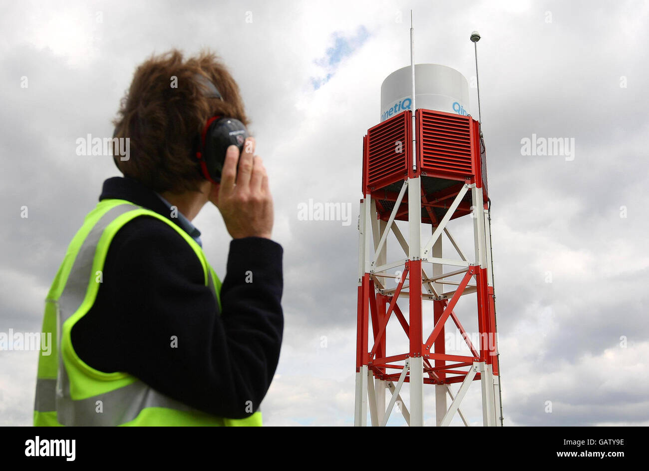 Un membro del personale di fronte al nuovo sistema di rilevamento dei detriti delle piste dell'aeroporto di Heathrow, Londra. Foto Stock