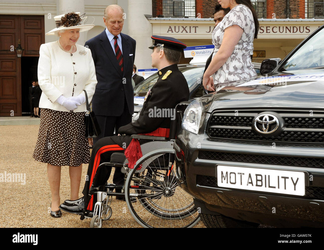 La Regina Elisabetta II della Gran Bretagna, accompagnata dal duca di Edimburgo, parla con Capt Peter Norton, un servicoman per lo smaltimento delle bombe, che è stato ferito in Iraq nel 2005, presso il Royal Hospital di Chelsea a Londra ovest, questo pomeriggio. Foto Stock