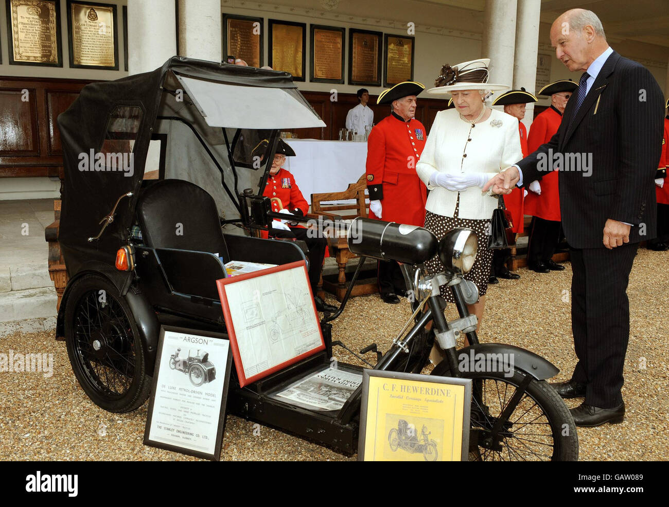 La Regina Elisabetta II della Gran Bretagna è mostrata una vecchia auto disabile da Lord Sterling, al Royal Hospital a Chelsea West London, questo pomeriggio. Foto Stock