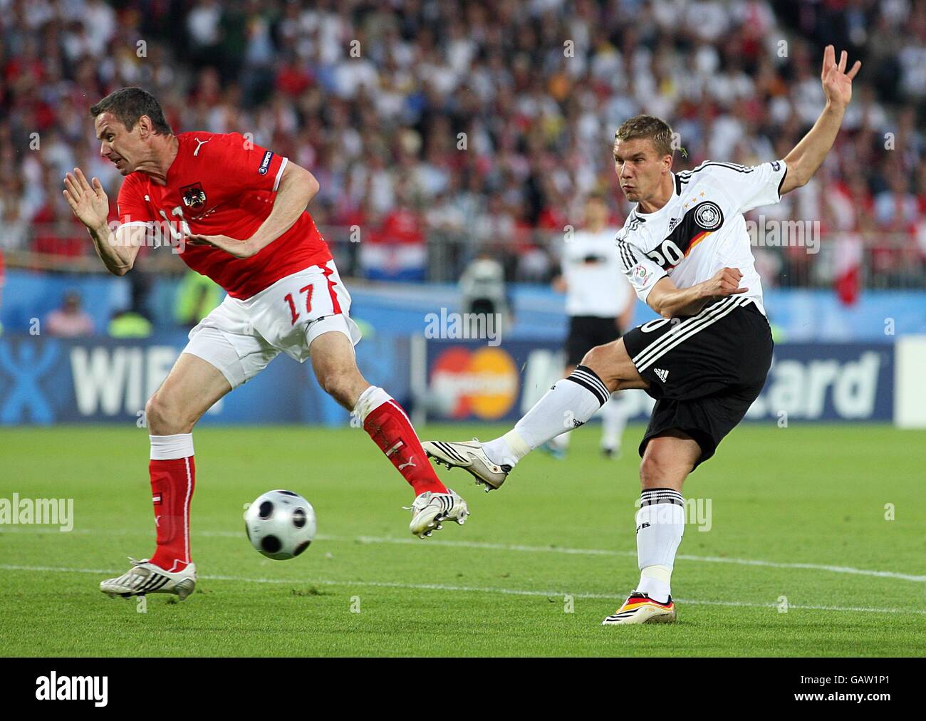 Calcio - Campionato europeo UEFA 2008 - Gruppo B - Austria / Germania - Stadio Ernst Happel. La tedesca Lukas Podolski (r) sfida l'austriaca Martin Hiden (l) per la palla Foto Stock