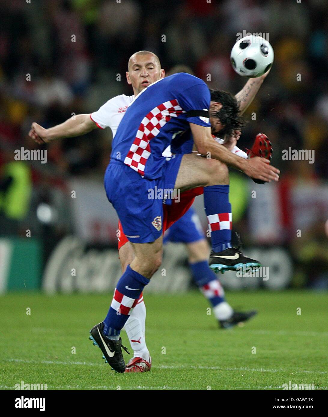 Calcio - Campionato europeo UEFA 2008 - Gruppo B - Polonia / Croazia - Hypo-Arena. Mariusz Lewandowski in Polonia (background) e Hrvoje Vejic in Croazia combattono per la palla Foto Stock