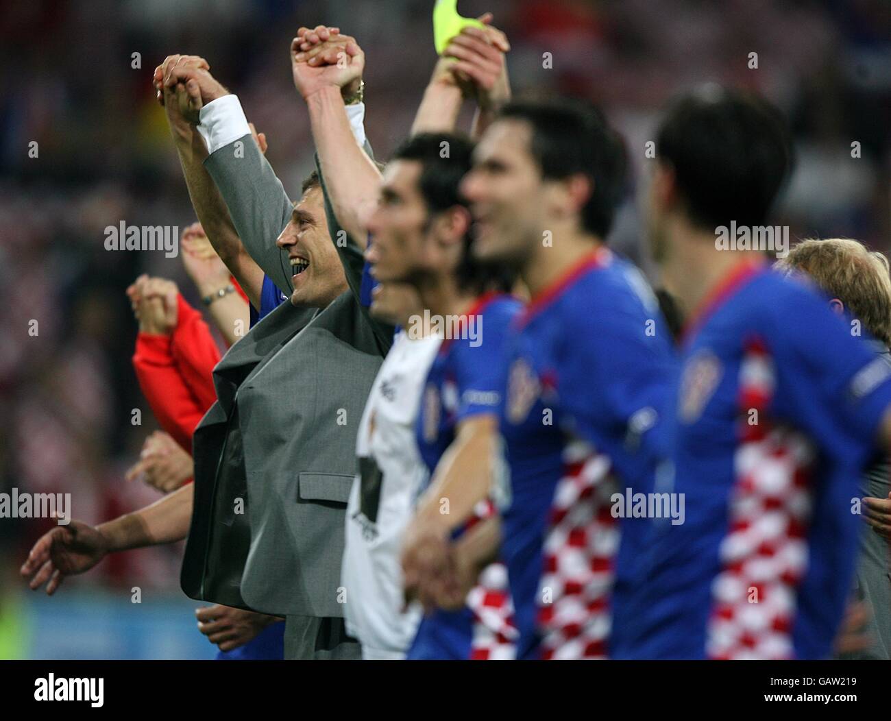 Calcio - Campionato europeo UEFA 2008 - Gruppo B - Polonia / Croazia - Hypo-Arena. Il croato Slaven Bilic (l) guida le celebrazioni con i suoi giocatori dopo il fischio finale. Foto Stock