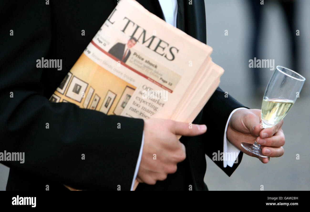 Un rivelatore che tiene il suo giornale di mattina, fa la sua strada a casa dopo aver festeggiato la fine del termine universitario andando ad un ballo di maggio al Cambridge University Trinity College. Foto Stock