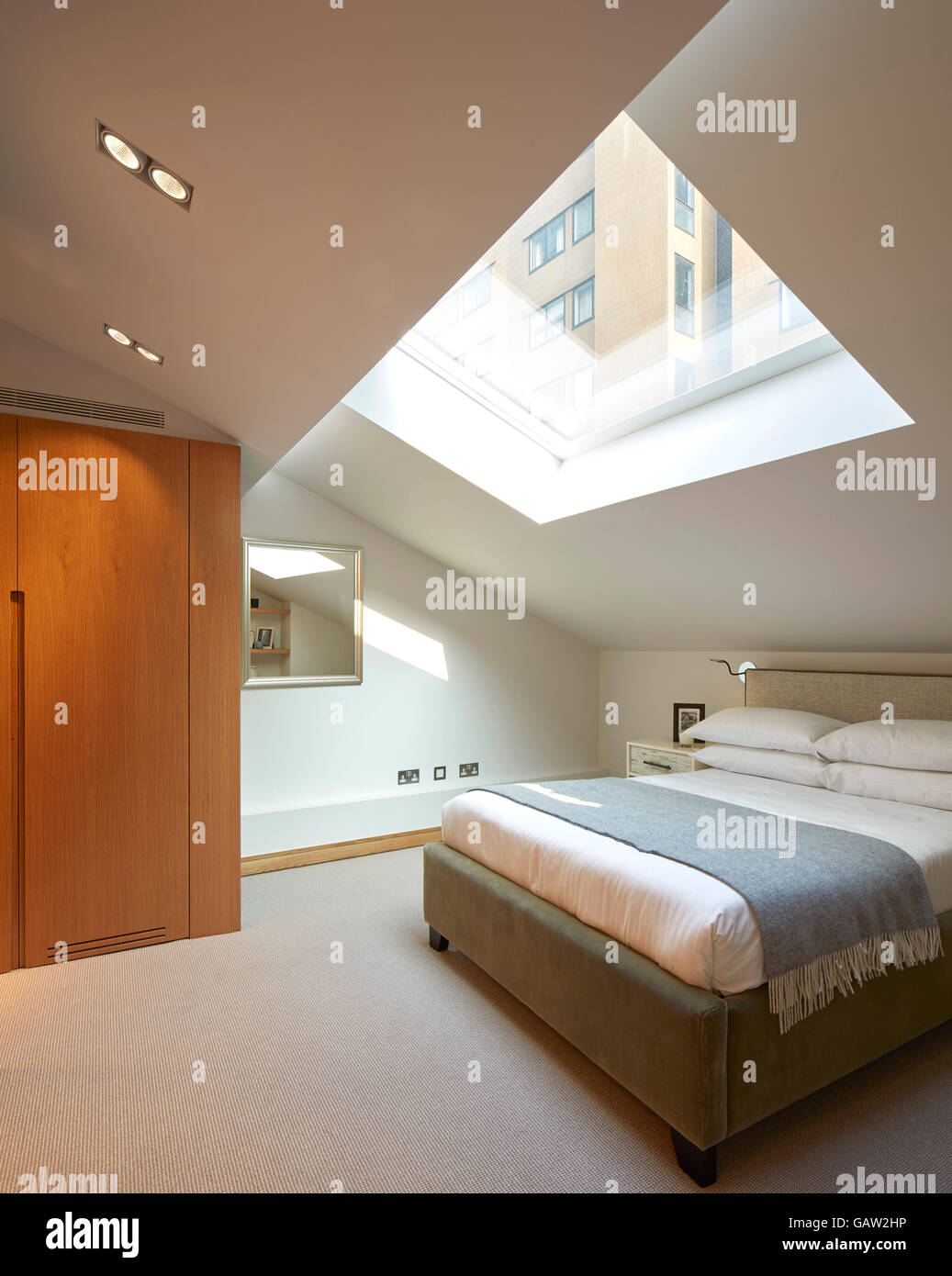 Piccola camera da letto sul livello superiore. Appartamento in Crown raggiungere, Londra, Regno Unito. Architetto: Burwell Deakins architetti, 2016. Foto Stock