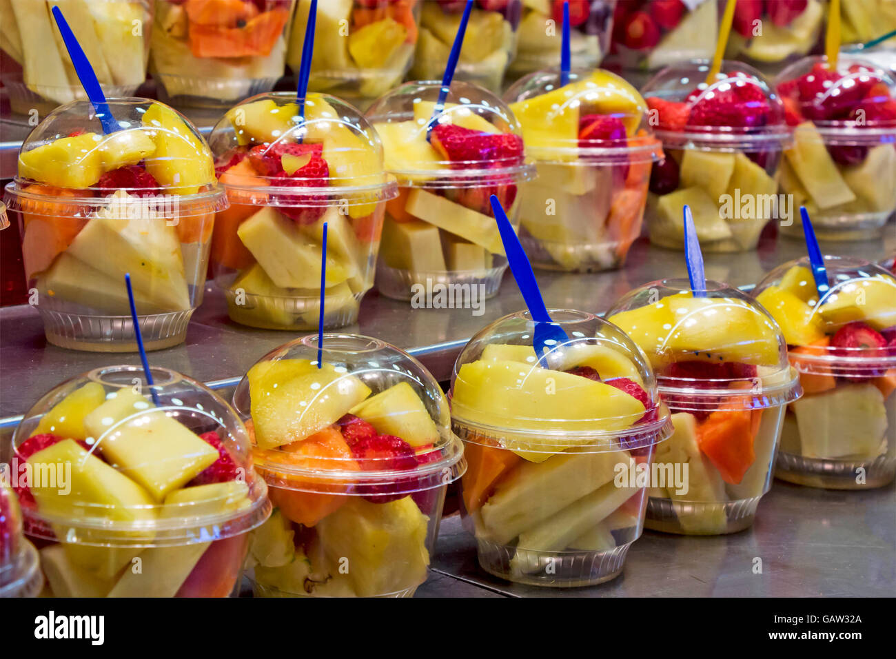 Frutta fresca insalata di cocktail in bicchieri di plastica su un mercato in stallo Foto Stock