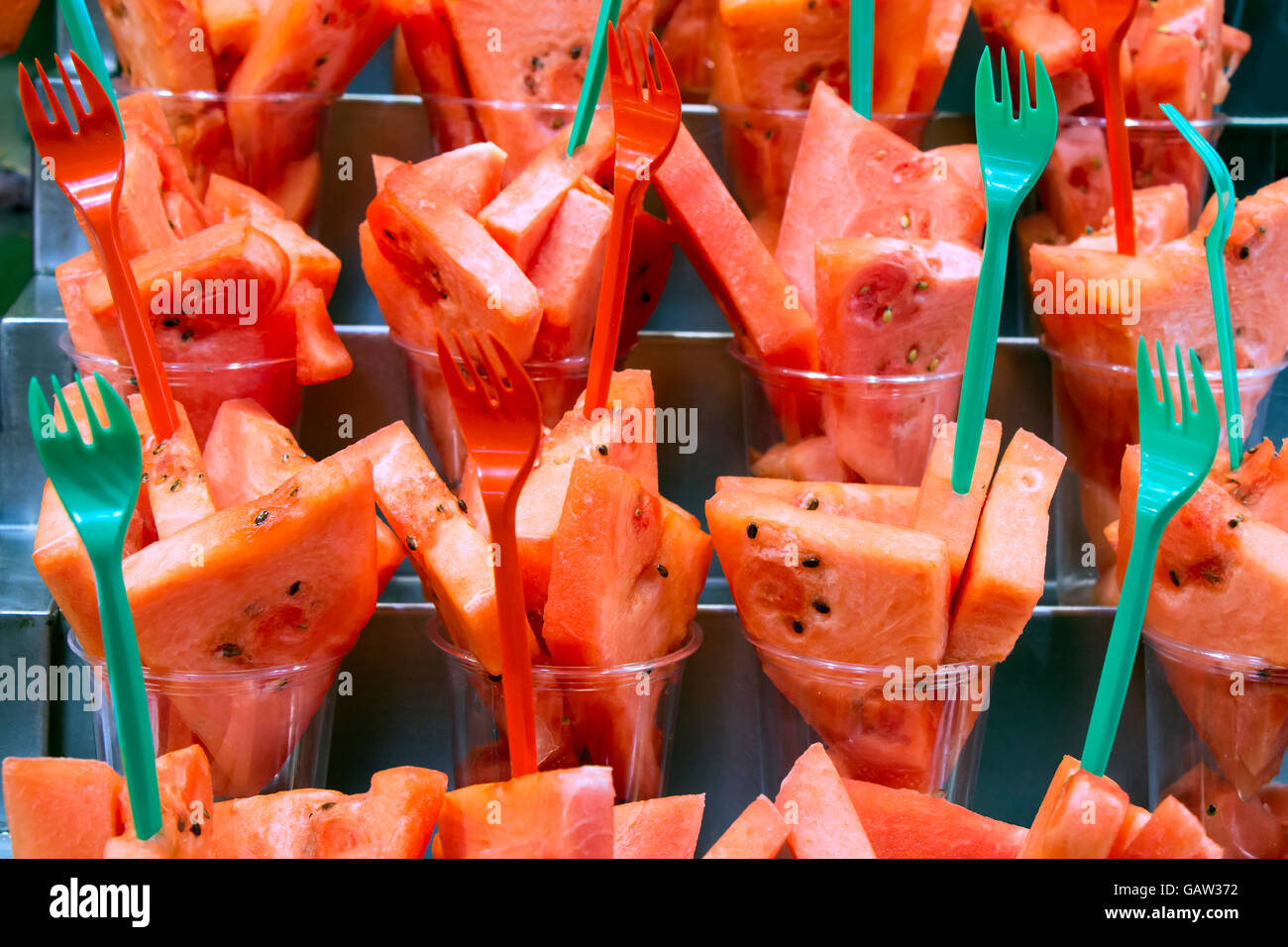 Anguria fresca insalata di cocktail in bicchieri di plastica su un mercato in stallo Foto Stock