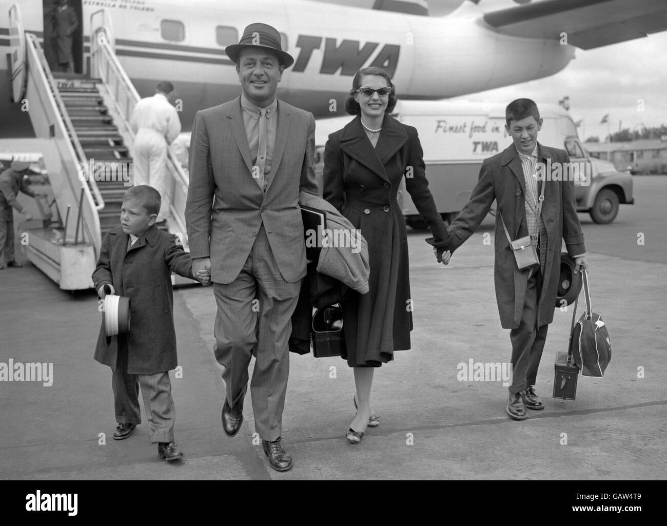 L'attore Tony Martin e sua moglie, attrice e ballerina Cyd Charisse sono arrivati all'aeroporto di Londra da New York oggi (sabato) con i bambini Nicky Charisse, 14 anni, e Tony Martin Jnr, cinque anni. Foto Stock