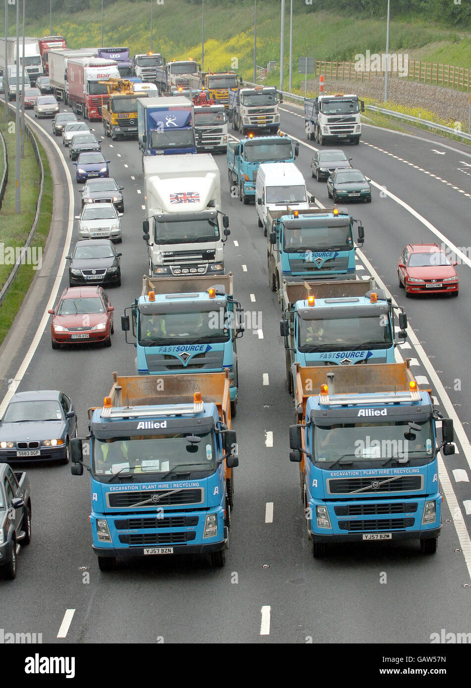 Protesta del carburante. I camion formano un convoglio lungo la M62 nello Yorkshire occidentale per protestare sul costo del carburante. Foto Stock