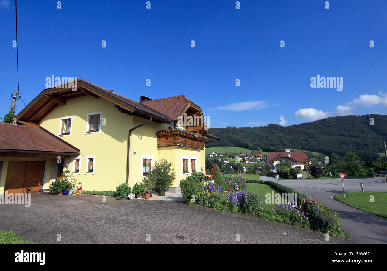 Travel Stock, Salisburgo, Austria. Una vista generale di una tipica casa austriaca sulle colline Foto Stock
