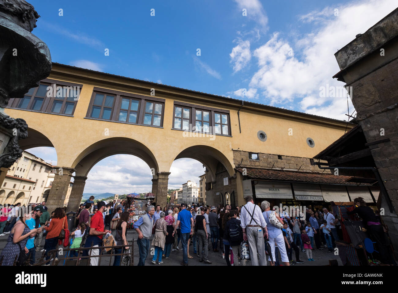 La folla di turisti sul Ponte Vecchio a Firenze, Toscana, Italia Foto Stock