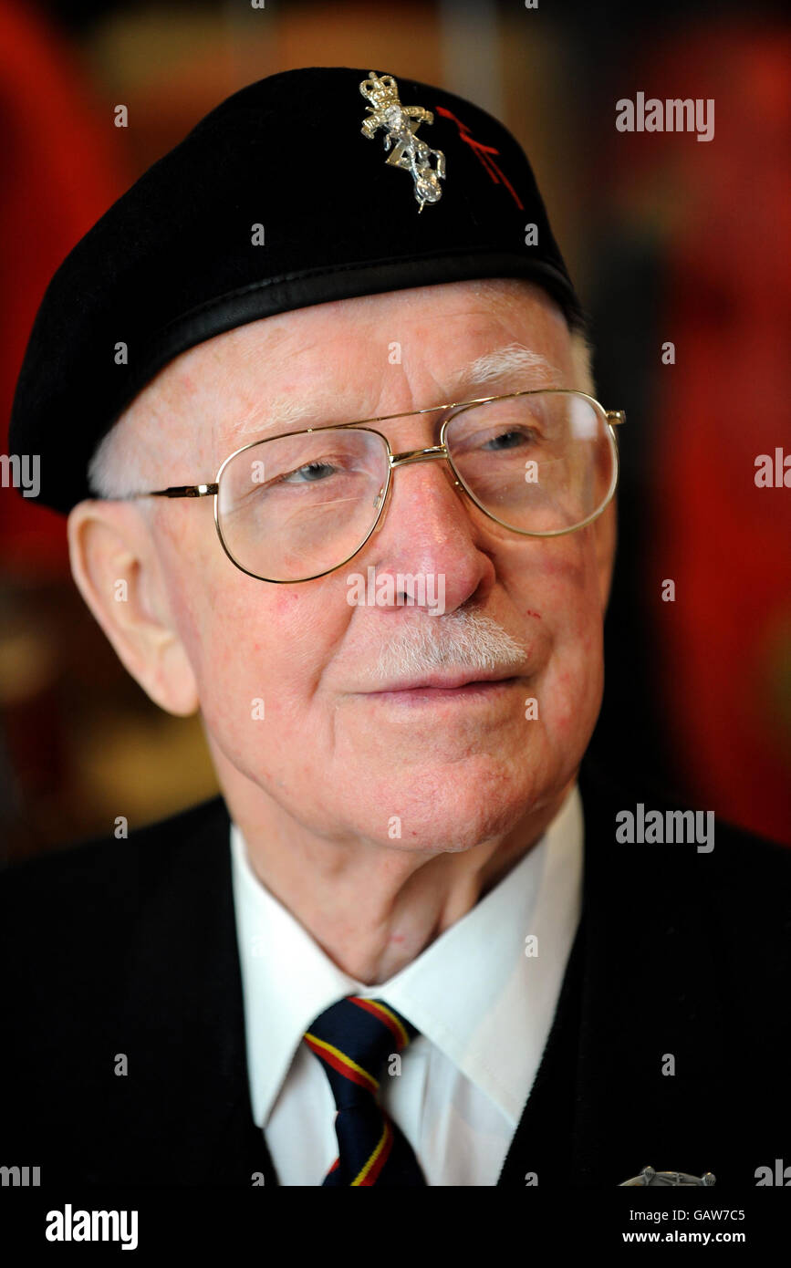 Il sergente Walter Harris, 87, che ha vinto la Medaglia militare per il coraggio nella seconda guerra mondiale, pone per i media prima che l'Esercito Territoriale celebra 100 anni di servizio con un concorso alla Parata delle Guardie Cavalieri, cui hanno partecipato il Principe di Galles, la Duchessa di Cornovaglia e migliaia di territori Foto Stock