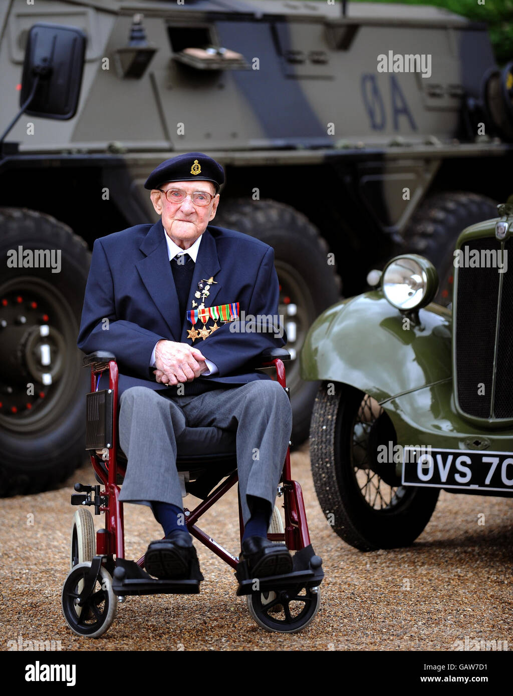 Il veterano di TA Edwin Cooper, 104, pone per i media prima che l'Esercito Territoriale celebra 100 anni di servizio con un concorso alla Parata delle Guardie a Cavallo, cui hanno partecipato il Principe di Galles, la Duchessa di Cornovaglia e migliaia di territori. Foto Stock