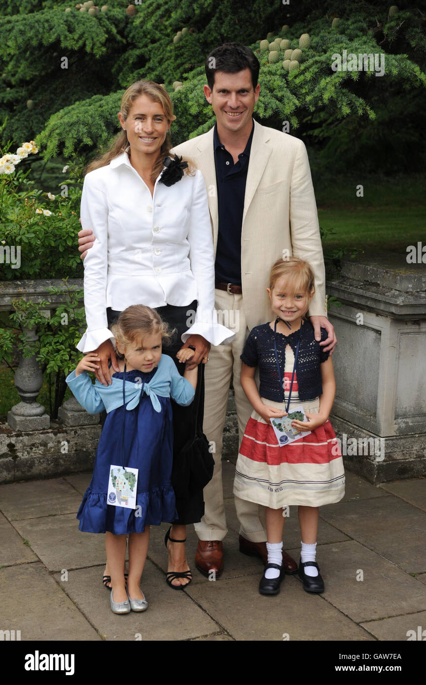 Tim Henman, la moglie Lucy e i figli Rosie (a destra) e Olivia arrivano al Ralph  Lauren Wimbledon Garden Party a Froebel House, Roehampton Lane, nel  sud-ovest di Londra Foto stock -
