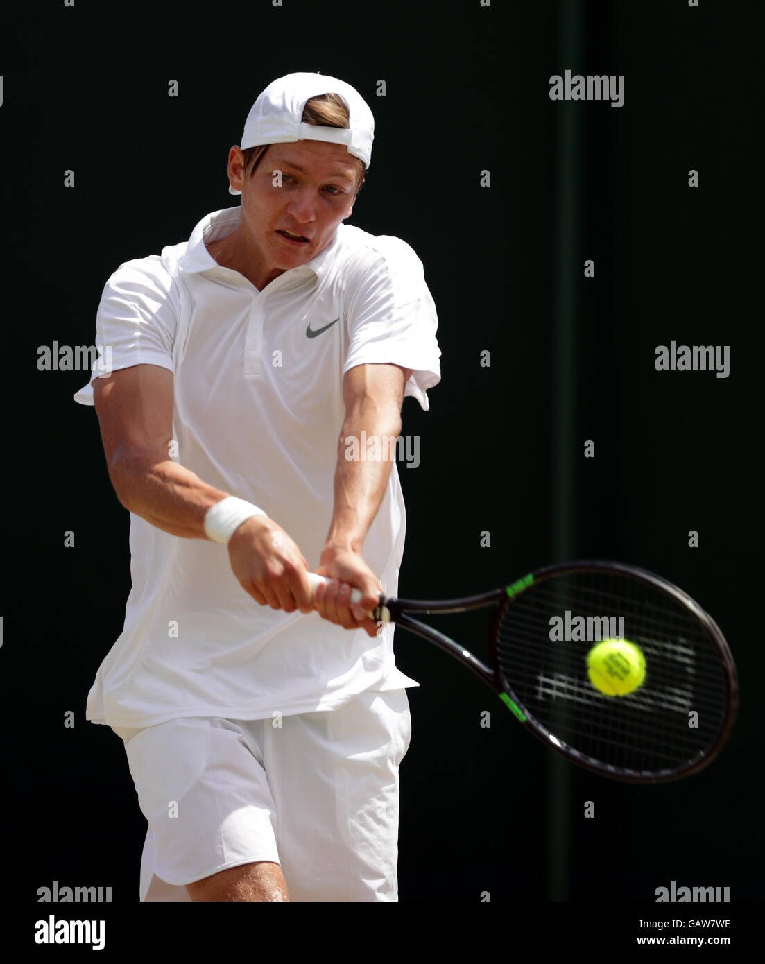 Mate Valkusz in azione nei singoli ragazzi il giorno otto del Wimbledon Championships all England Lawn tennis and Croquet Club, Wimbledon. PREMERE ASSOCIAZIONE foto. Data foto: Martedì 5 luglio 2016. Vedi la storia della Pennsylvania tennis Wimbledon. Il credito fotografico dovrebbe essere: Adam Davy/PA filo. RESTRIZIONI: Solo per uso editoriale. Nessun uso commerciale senza previo consenso scritto dell'AELTC. Solo immagini fisse: Nessuna immagine in movimento per emulare la trasmissione. Nessuna sovrapposizione o rimozione di logo sponsor/annunci. Chiamare il numero +44 (0)1158 447447 per ulteriori informazioni. Foto Stock