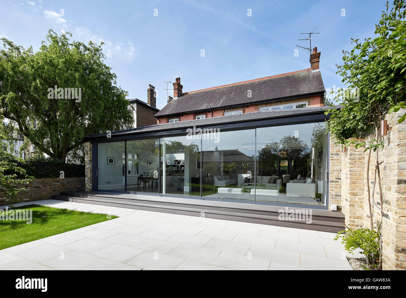 Vista obliqua verso l estensione e la casa da giardino. Casa privata, Highlever Road, Londra, Regno Unito. Architetto: Sophie Nguyen architetti, 2015. Foto Stock