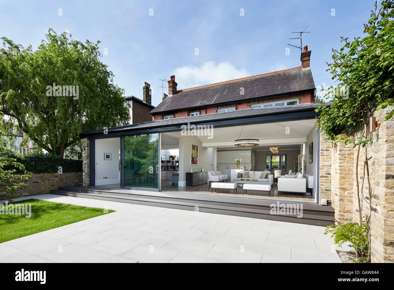 Vista obliqua verso l estensione e la casa da giardino. Casa privata, Highlever Road, Londra, Regno Unito. Architetto: Sophie Nguyen architetti, 2015. Foto Stock