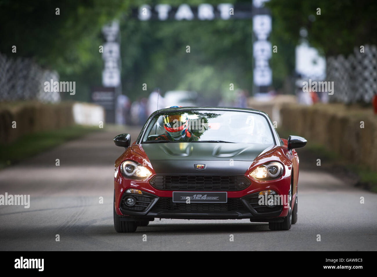 Una Fiat Abarth 124 Spider rigidi fino alla collina durante la super car girare al Festival di Goodwood di velocità 2016 Foto Stock