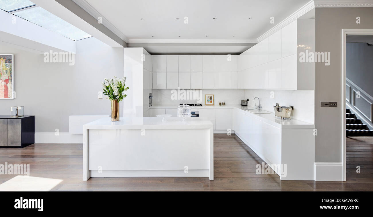 Moderna cucina bianca interno fiera con pavimenti in legno. Casa privata, Highlever Road, Londra, Regno Unito. Architetto: Sophie Nguyen architetti, 2015. Foto Stock