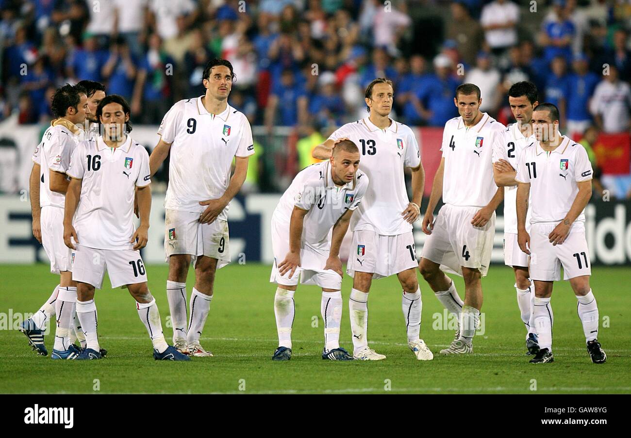 Calcio - Campionato europeo UEFA 2008 - Quarta finale - Spagna v Italia - Stadio Ernst Happel. La squadra italiana si è schierata dopo la partita. Foto Stock