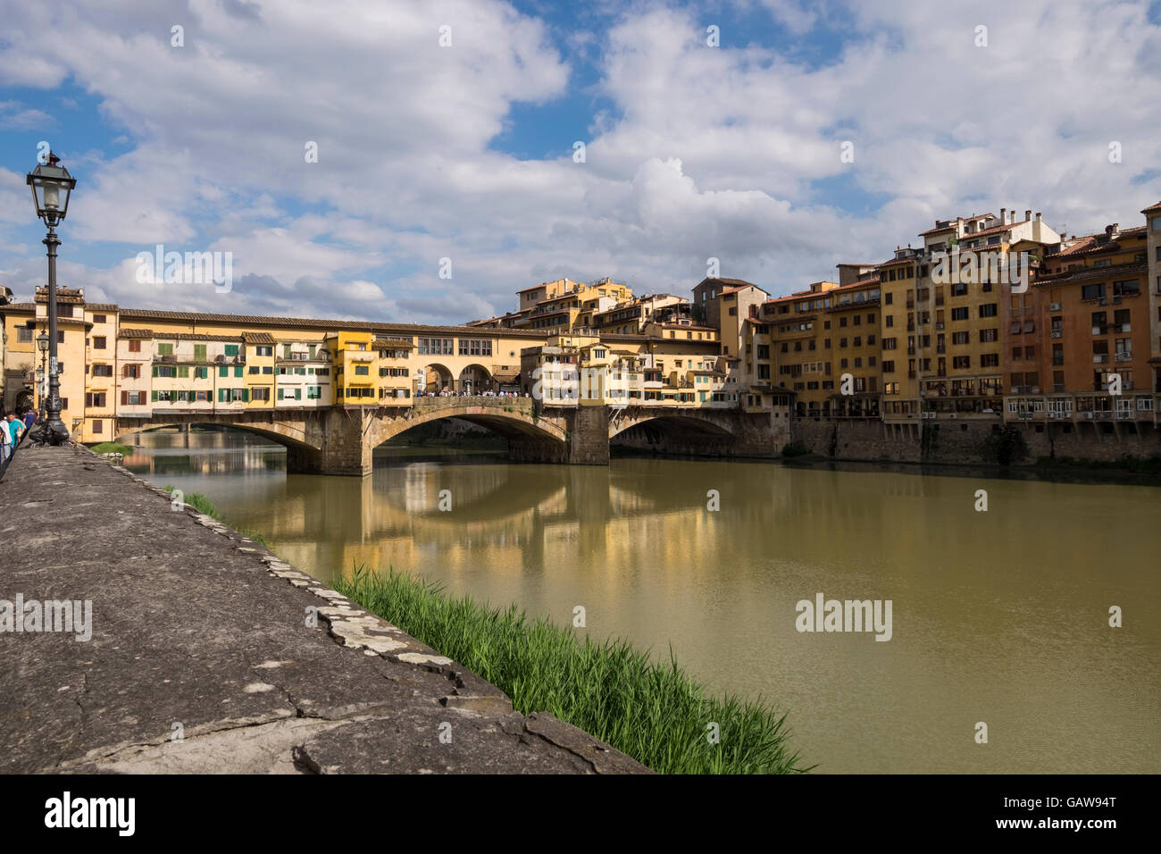 Ponte Vecchio a Firenze sul fiume Arno, Toscana, Italia Foto Stock