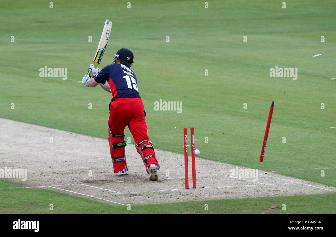 Cricket - Twenty20 Cup 2008 - North Division - Yorkshire Pheonix / Lancashire Lightning - Headingley Carnegie. Lancashire Lightning's Steven Croft è un'inscatolato pulita da Richard Pyrah di Yorkshire Pheonix per 2 Foto Stock