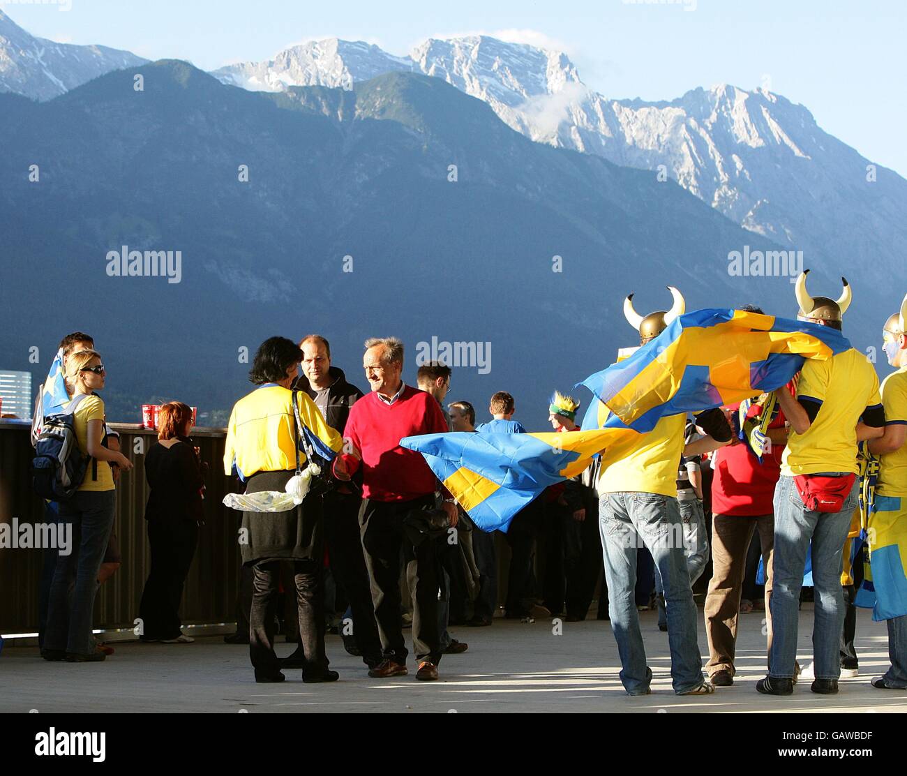 Gli appassionati svedesi di fronte allo sfondo delle montagne del Tirolo, fuori dallo stadio prima del calcio d'inizio. Foto Stock