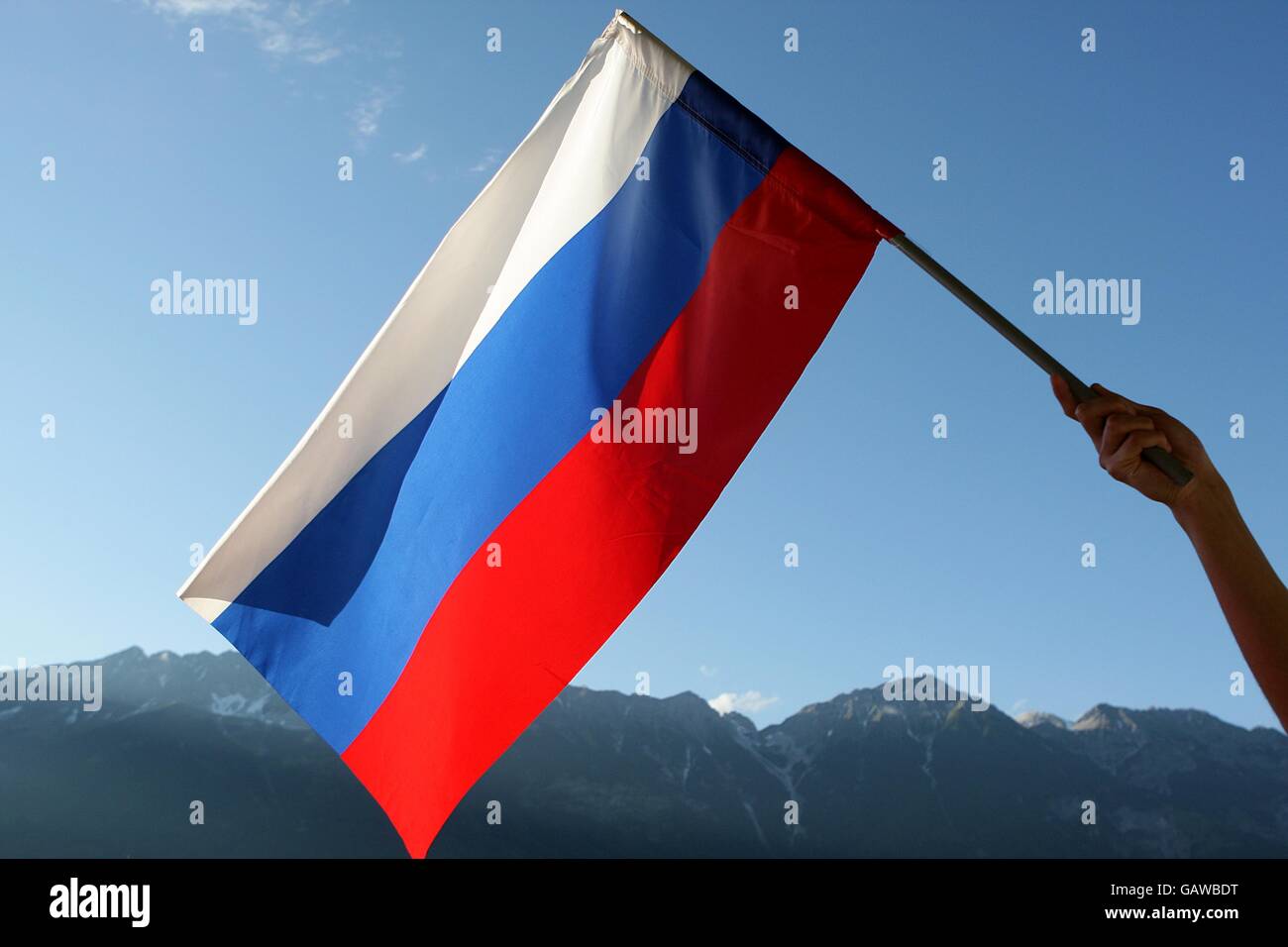 Una bandiera russa è sventolata davanti allo sfondo delle montagne del Tirolo, fuori dallo stadio prima del calcio d'inizio. Foto Stock
