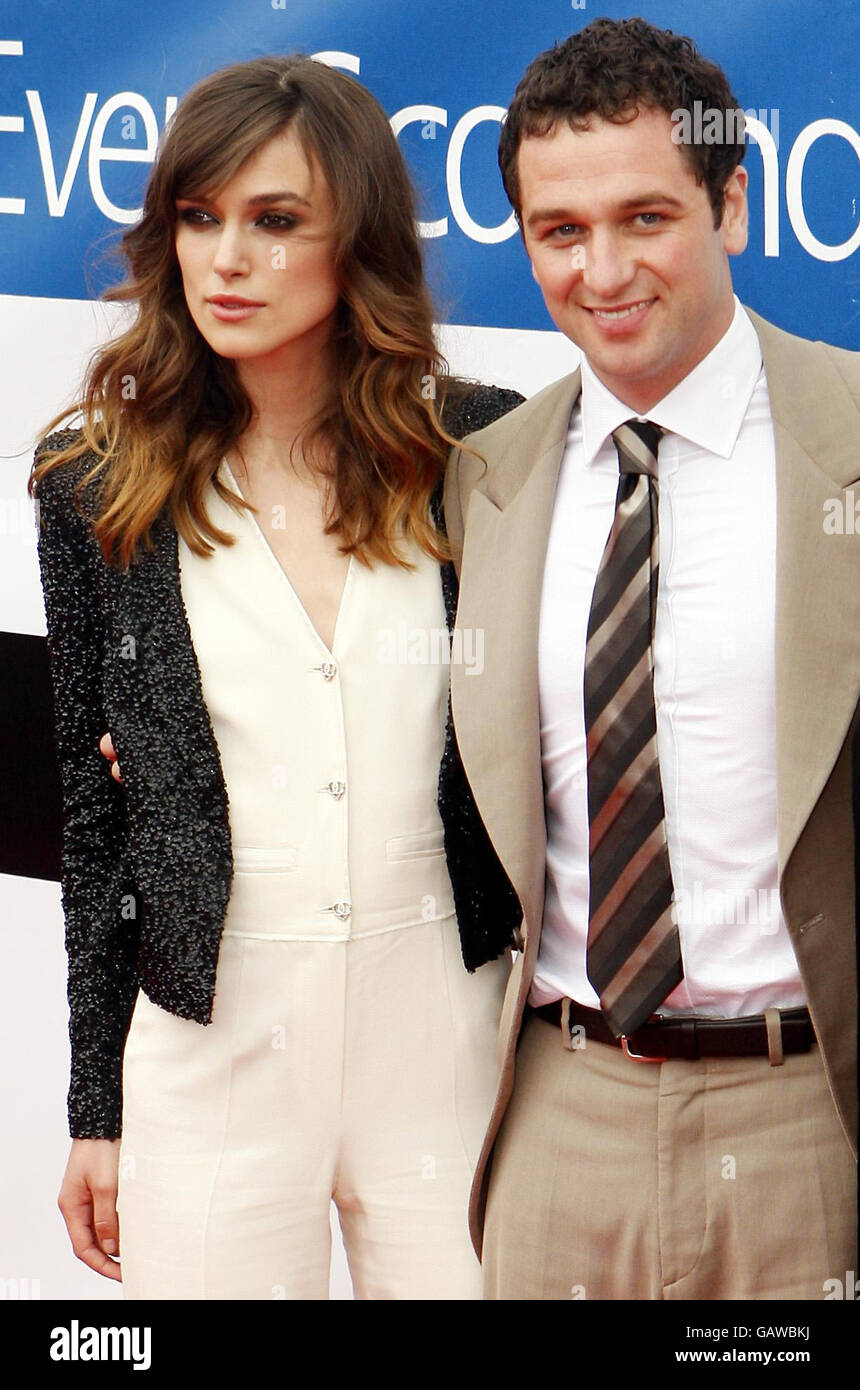 Keira Knighley e Matthew Rhys arrivano per la prima del nuovo film The Edge of Love al Festival Internazionale del Cinema di Edimburgo al Cineworld di Edimburgo. Foto Stock