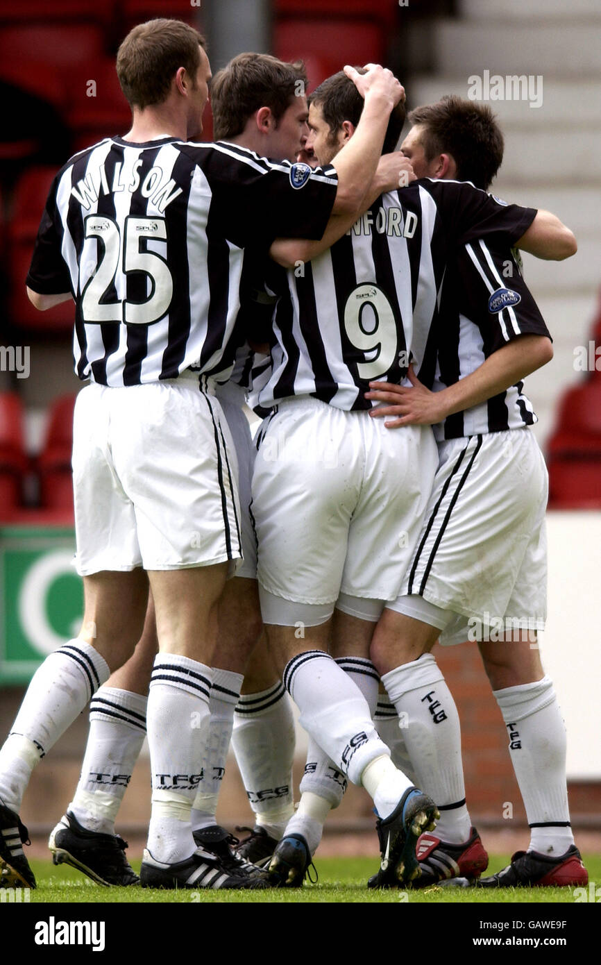 Calcio - Banca di Scozia Premier Division - Dunfermline Athletic / Kilmarnock. I giocatori di Dunfermline Athletic festeggiano dopo aver segnato il gol di apertura segnato da Barry Nicholson Foto Stock