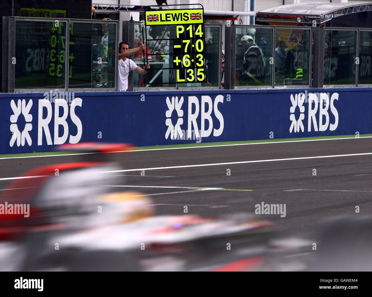 Lewis Hamilton riceve un segnale di pit board che lo informa dei suoi progressi durante il Gran Premio di Magny-Cours, Nevers, Francia. Foto Stock