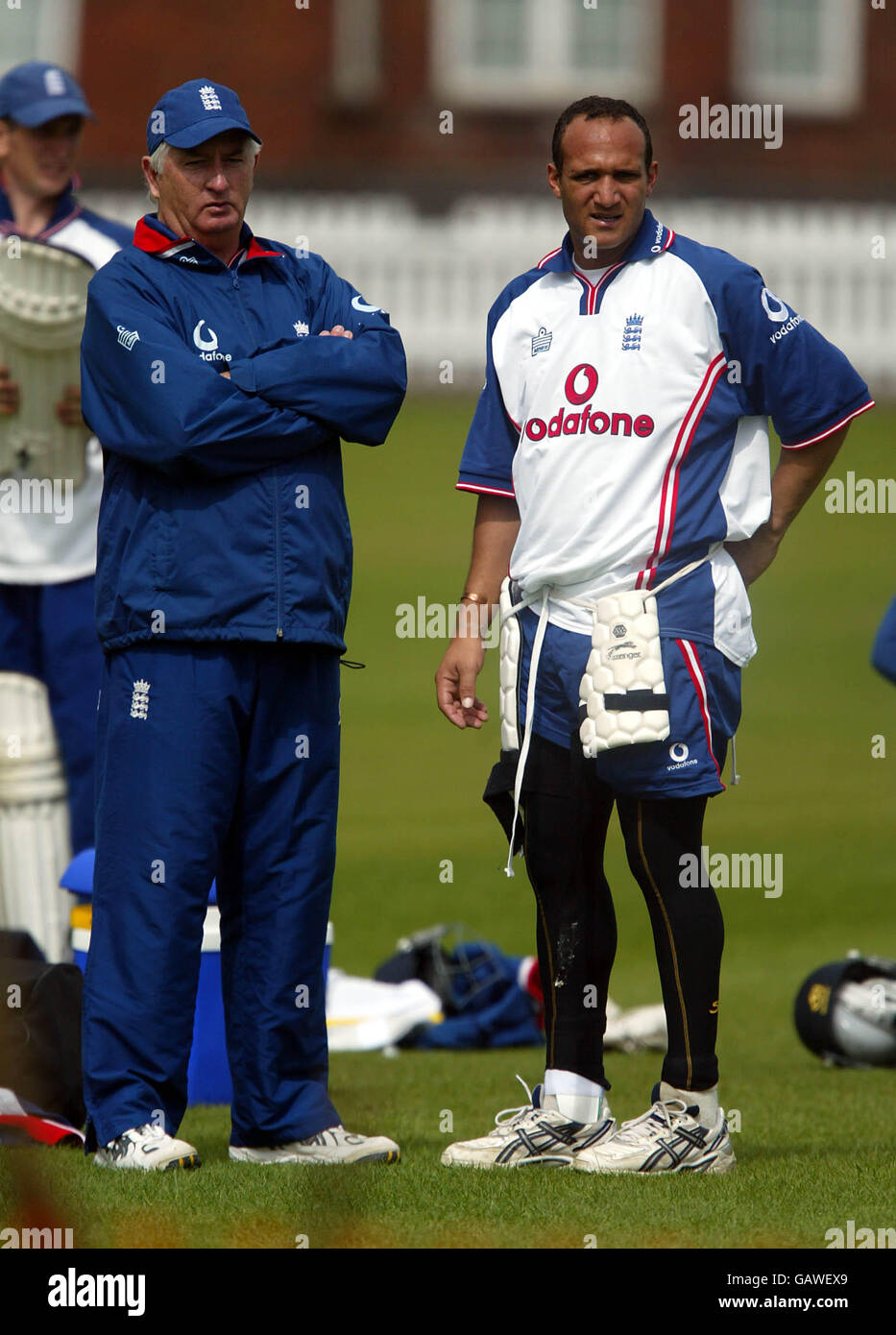 Cricket - Inghilterra / Zimbabwe - primo test npower - Nets. Mark Butcher dell'Inghilterra chiacchiera per allenare Duncan Fletcher alla sessione odierna di reti Foto Stock