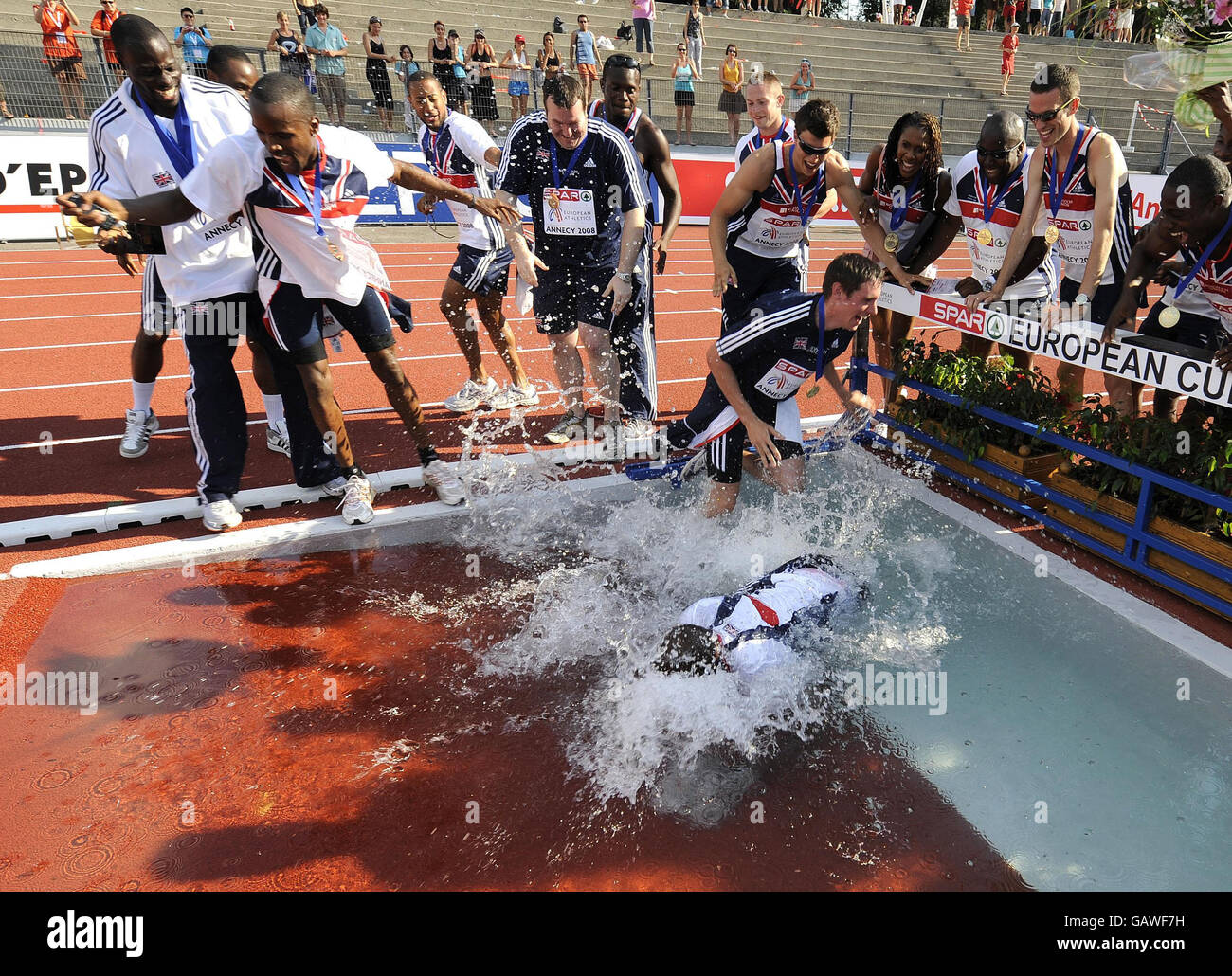 Il team di GB Mens Athletics festeggia la loro vittoria nella Spar European Cup di Annecy, in Francia. Foto Stock