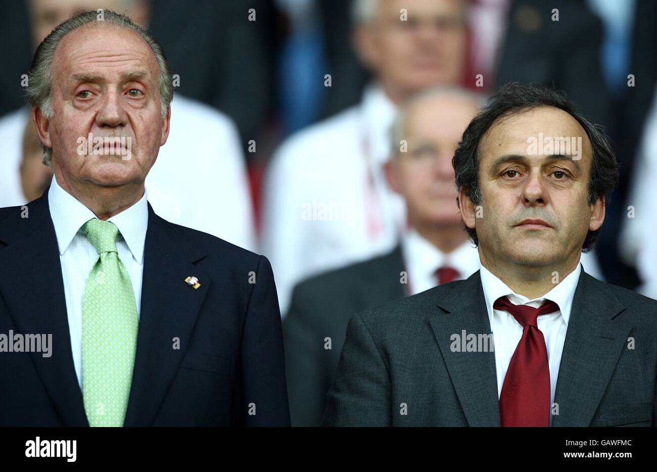 Calcio - Campionato europeo UEFA 2008 - Quarter Final - Spagna / Italia - Stadio Ernst Happel. Re di Spagna Juan Carlos e il presidente dell'UEFA Michel Platini negli stand Foto Stock