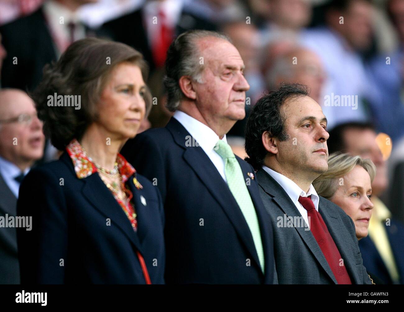 Calcio - Campionato europeo UEFA 2008 - Quarter Final - Spagna / Italia - Stadio Ernst Happel. il presidente dell'UEFA Michel Platini (a destra) in piedi con il re spagnolo Juan Carlos (al centro) e sua moglie la regina Sofia (a sinistra) Foto Stock