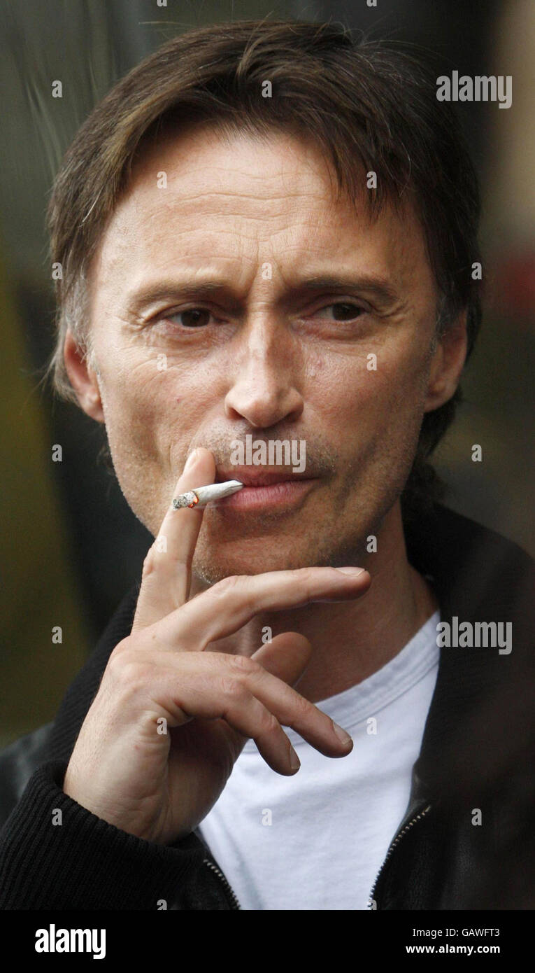 Robert Carlyle fuma una sigaretta fuori dal Point Hotel di Edimburgo, davanti al primo posto mondiale del suo nuovo film Summer, che è in mostra come parte del Festival Internazionale del Cinema di Edimburgo. Foto Stock